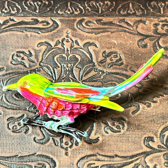 Vintage Enamel Gold Metal Tropical Bird Brooch Pin - Picture 4 of 4